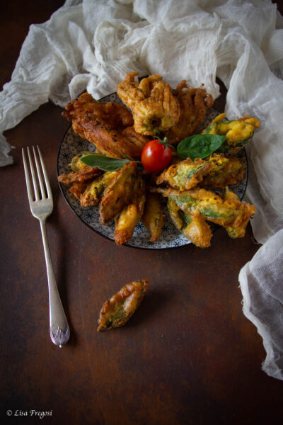 fiori di zucca e erbe aromatiche fritte in pastella