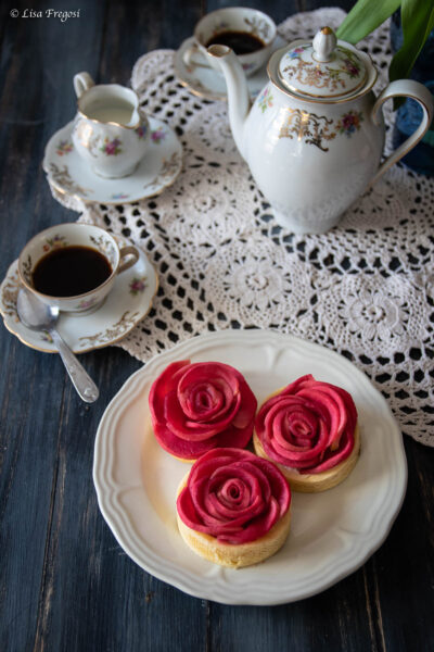 come fare le crostatine con rose di mele rosse