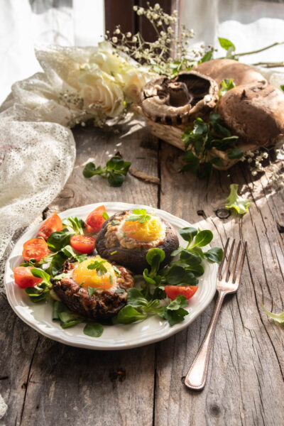 Funghi Portobello ripieni con uova e formaggio e uova